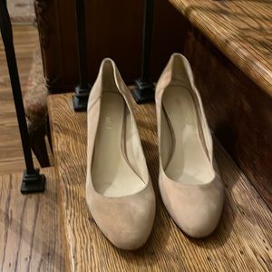 Sueded low heel block pump